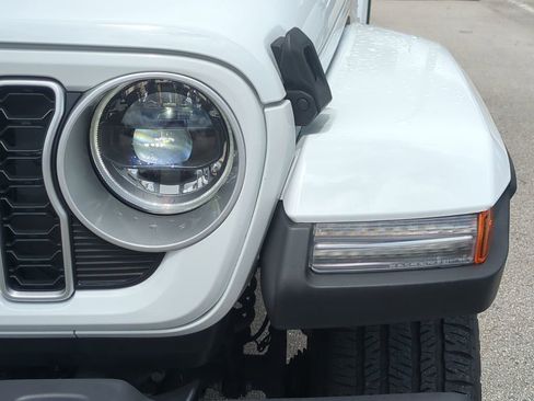 Used 2025 Jeep Wrangler Unlimited Sahara w/ Safety Group image 11