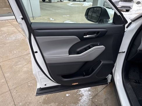 Used 2022 Toyota Highlander XLE image 24