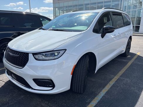 Used 2023 Chrysler Pacifica Limited w/ Uconnect Theater Family Group image 2