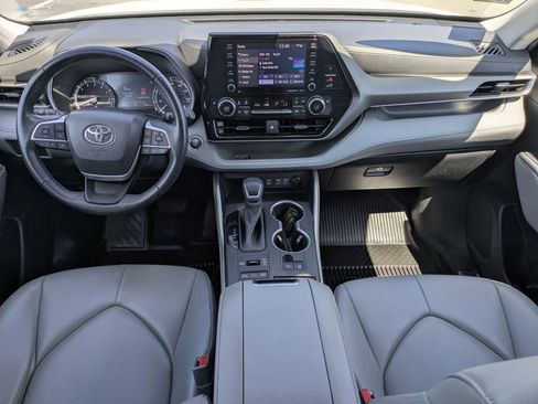 Used 2022 Toyota Highlander XLE AWD/4WD image 16