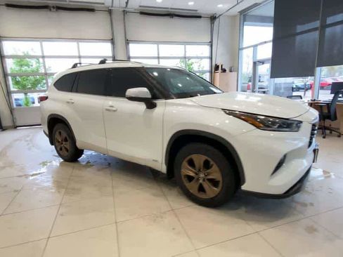 Used 2022 Toyota Highlander Bronze Edition AWD/4WD image 2