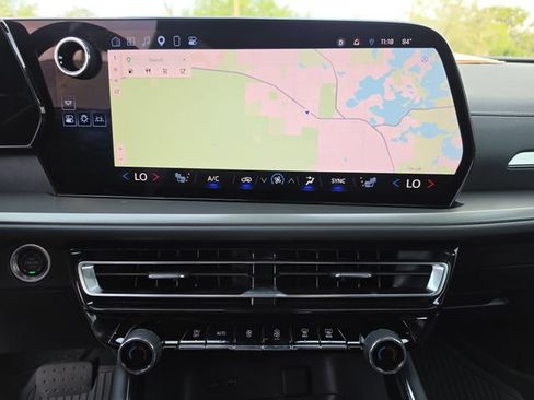 Used 2024 Chevrolet Traverse LT w/ Enhanced Driving Package FWD image 25