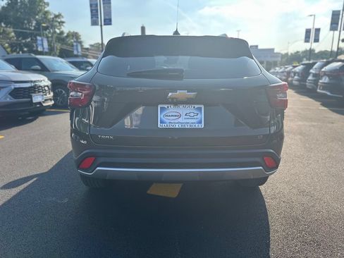 Used 2024 Chevrolet Trax LT w/ Sunroof Package FWD image 4
