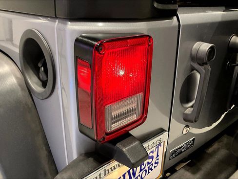 Used 2018 Jeep Wrangler Unlimited Sport w/ Connectivity Group AWD/4WD image 22