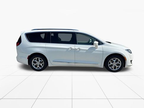 Used 2019 Chrysler Pacifica Touring-L w/ Advanced Safetytec Group FWD image 9