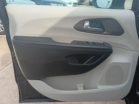 Used 2017 Chrysler Pacifica Touring w/ Tire & Wheel Group image 9