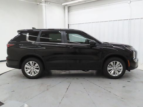 New 2026 Mitsubishi Outlander ES image 2