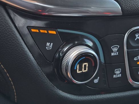 Used 2022 Chevrolet Equinox Premier FWD image 21