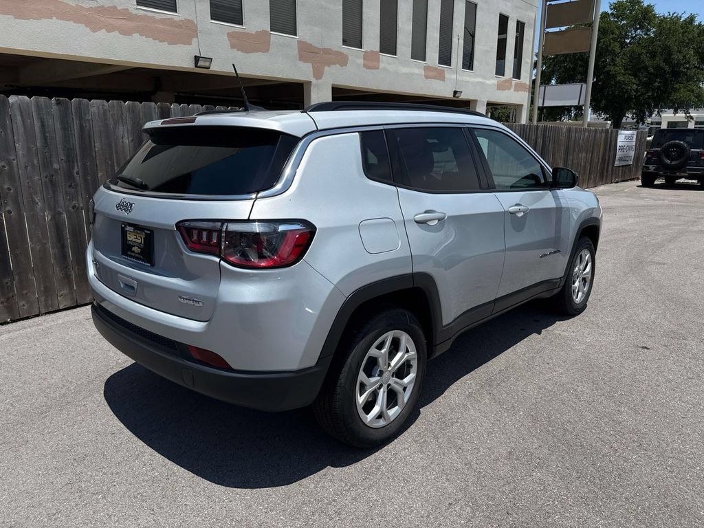 Used 2024 Jeep Compass Latitude AWD/4WD image 7