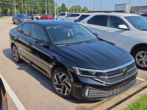 Used 2024 Volkswagen Jetta SEL FWD image 2