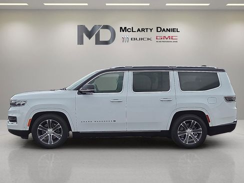 Used 2023 Jeep Grand Wagoneer 4WD image 3