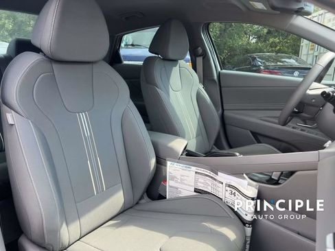 Used 2025 Hyundai Elantra Sport FWD image 29