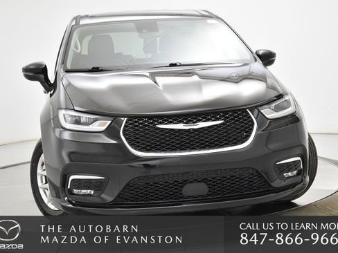 Used 2024 Chrysler Pacifica Touring-L image 4