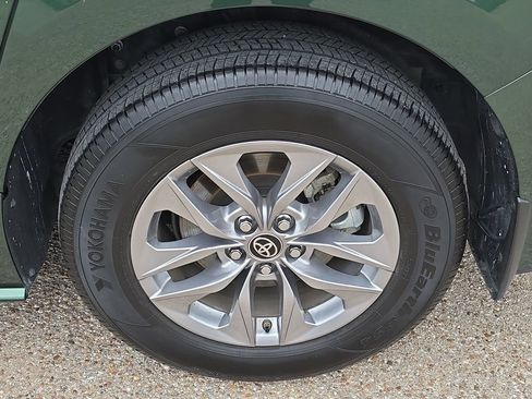 Used 2025 Toyota Sienna XLE FWD image 34