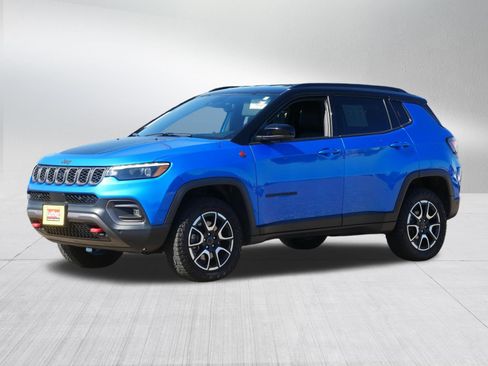 Used 2025 Jeep Compass Trailhawk w/ Trailhawk Elite Group AWD/4WD image 3