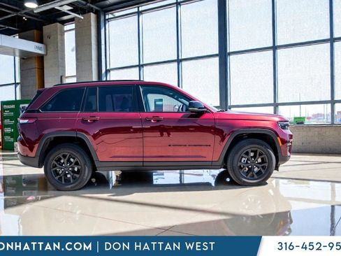 Used 2024 Jeep Grand Cherokee Laredo AWD/4WD image 33