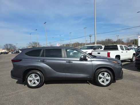 Used 2024 Toyota Highlander LE image 3