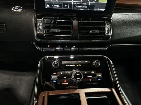 Used 2018 Lincoln Navigator Premiere image 23