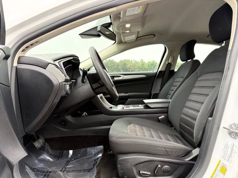 Used 2019 Ford Fusion SE FWD image 12
