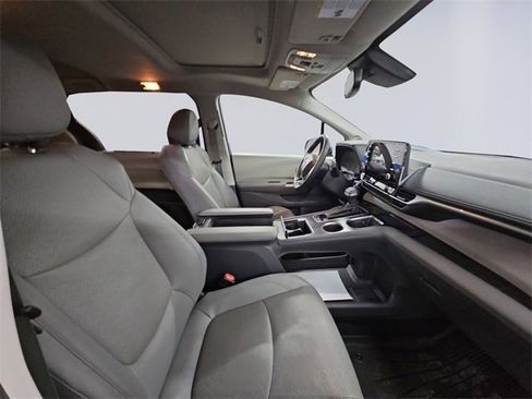 Used 2022 Toyota Sienna Limited image 15