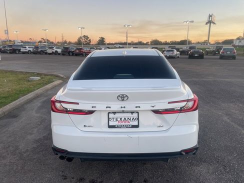 Used 2025 Toyota Camry SE image 6