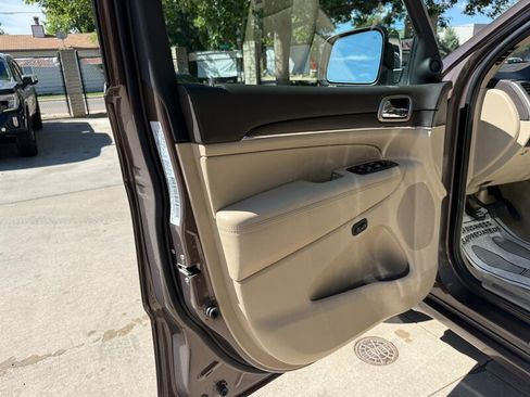 Used 2017 Jeep Grand Cherokee Overland AWD/4WD image 15