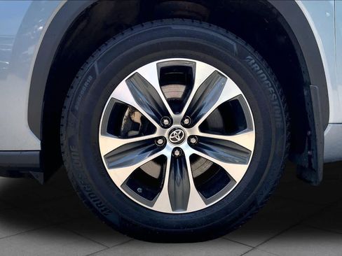 Used 2021 Toyota Highlander XLE AWD/4WD image 11