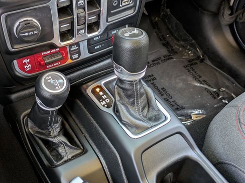 Used 2025 Jeep Wrangler Unlimited Rubicon AWD/4WD image 18