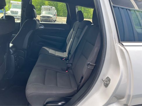 Used 2020 Jeep Grand Cherokee Laredo image 11