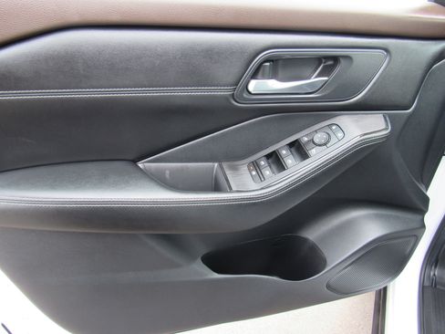 Used 2023 Nissan Rogue SV w/ SV Premium B Package image 12