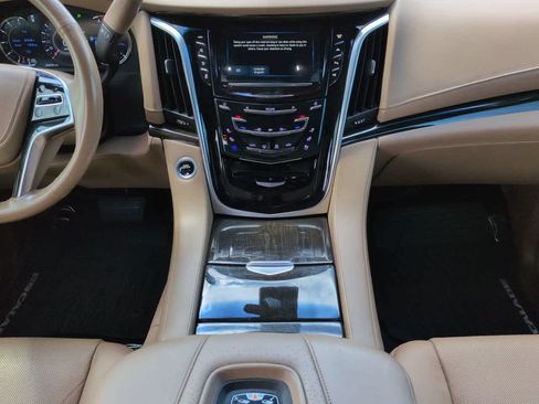 Used 2018 Cadillac Escalade Platinum RWD image 19