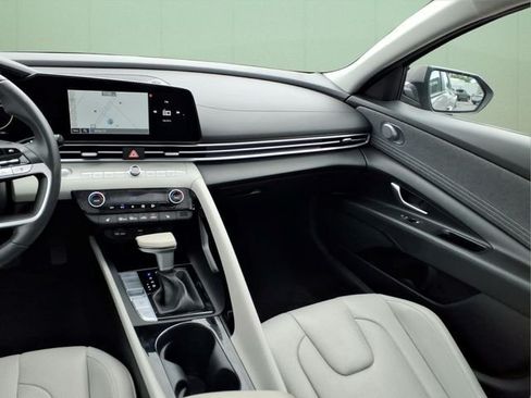 Used 2025 Hyundai Elantra Limited FWD image 19