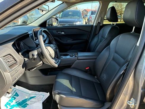 Used 2025 Nissan Rogue SV w/ SV Premium Package image 13