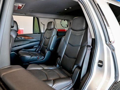 Used 2016 Cadillac Escalade Luxury AWD/4WD image 19