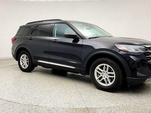 Used 2025 Ford Explorer Active AWD/4WD image 3