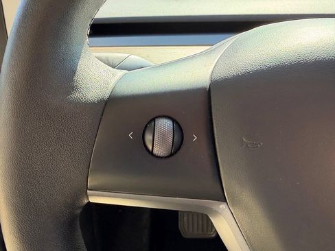 Used 2023 Tesla Model Y Long Range AWD/4WD image 23