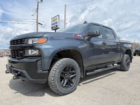 Used 2019 Chevrolet Silverado 1500 Custom Trail Boss w/ Custom Convenience Package AWD/4WD image 2