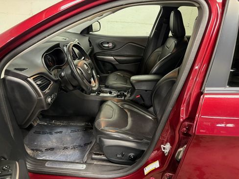Used 2019 Jeep Cherokee Limited AWD/4WD image 3