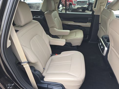 Used 2024 Ford Expedition Limited image 11