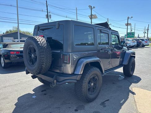 Used 2017 Jeep Wrangler Unlimited Sahara image 6