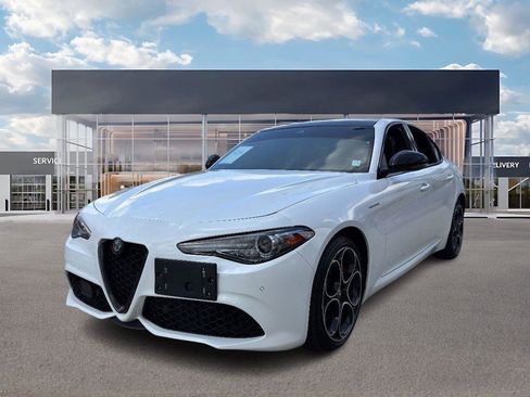 Used 2023 Alfa Romeo Giulia Veloce image 1