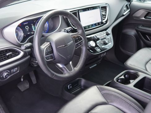 Used 2025 Chrysler Pacifica Select FWD image 14