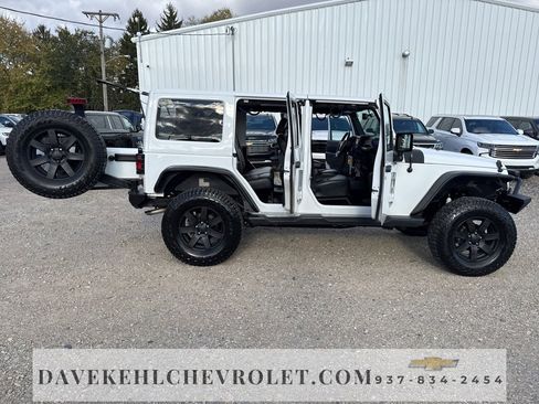 Used 2015 Jeep Wrangler Unlimited Sahara w/ Connectivity Group image 33