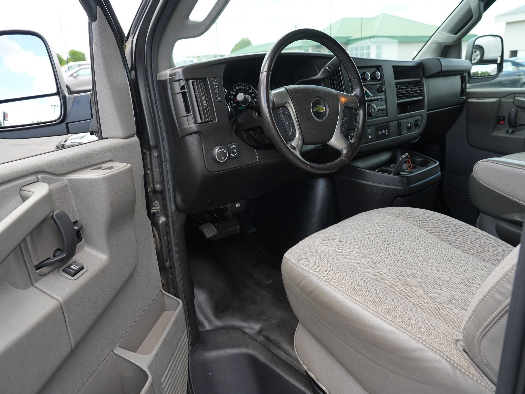 Used 2016 Chevrolet Express 3500 Extended RWD image 14