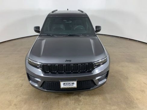 Used 2023 Jeep Grand Cherokee Altitude AWD/4WD image 4