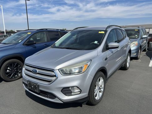 Used 2018 Ford Escape SE FWD image 2