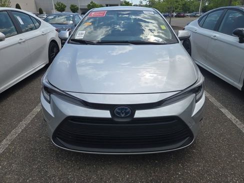 Used 2025 Toyota Corolla LE w/ Convenience Package image 8