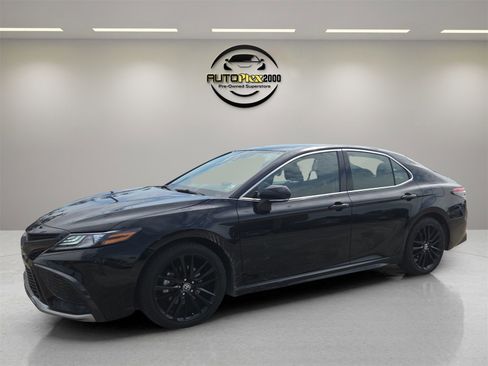 Used 2023 Toyota Camry XSE image 3