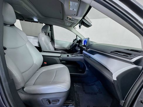 Used 2025 Toyota Sienna XLE w/ XLE Plus Package image 31