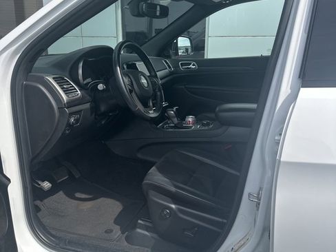 Used 2022 Jeep Grand Cherokee Laredo X AWD/4WD image 5
